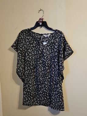 Agnes Orinda Black and White Floral Flutter Sleeve Blouse. NWT